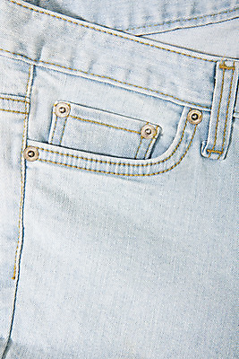 포토 JPG 스튜디오촬영 옷 패션 바지 프레임 실내 근접촬영 사람없음 캐주얼 하이앵글 청바지 직물 빈티지 주머니 천 원료 스티치 플랫레이 연청 국내포토 뷰포인트 컨셉 하의 내부 플랫 바느질 파일형식