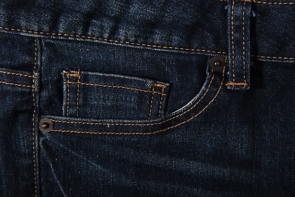 포토 JPG 스튜디오촬영 옷 패션 바지 프레임 실내 근접촬영 사람없음 캐주얼 하이앵글 청바지 직물 빈티지 주머니 천 원료 스티치 플랫레이 진청 국내포토 뷰포인트 컨셉 하의 내부 플랫 바느질 파일형식