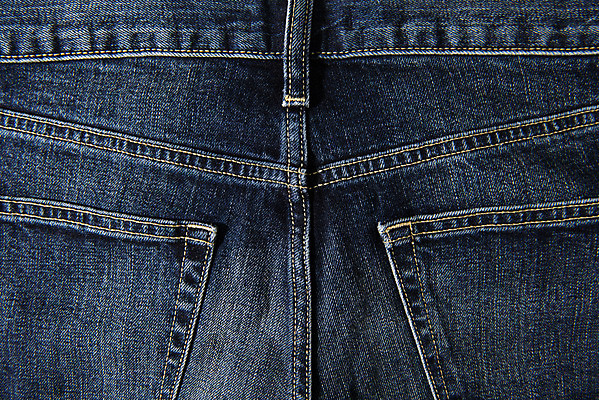 포토 JPG 스튜디오촬영 옷 패션 바지 프레임 실내 근접촬영 사람없음 캐주얼 하이앵글 청바지 직물 빈티지 주머니 천 원료 스티치 플랫레이 중청 국내포토 뷰포인트 컨셉 하의 내부 플랫 바느질 파일형식