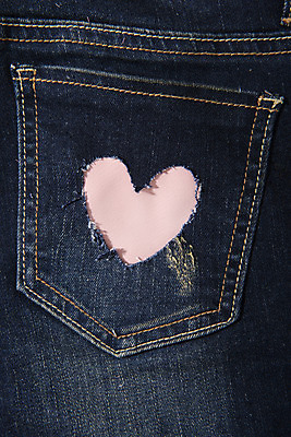 포토 JPG 스튜디오촬영 옷 패션 바지 프레임 실내 근접촬영 사람없음 캐주얼 하이앵글 청바지 하트 직물 빈티지 주머니 천 원료 찢어짐 스티치 플랫레이 중청 국내포토 모양 뷰포인트 컨셉 모션 하의 내부 플랫 바느질 파일형식