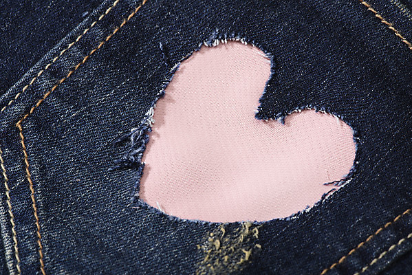 포토 JPG 스튜디오촬영 무료이미지 프레임 실내 근접촬영 사람없음 캐주얼 하이앵글 청바지 하트 빈티지 주머니 천 찢어짐 스티치 플랫레이 중청 국내포토 모양 옷 뷰포인트 컨셉 바지 모션 내부 직물 플랫 바느질 파일형식