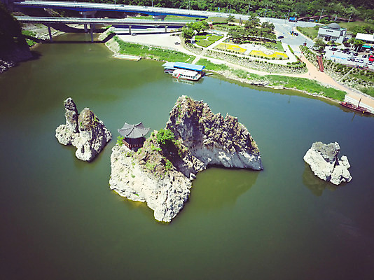 포토 JPG 주간 여행 자연 한국 풍경 사람없음 야외 여름 관광지 맑음 여름풍경 바위 항공촬영 국내여행 남한강 단양 단양팔경 도담삼봉 명승지 전경 국내포토 자연요소 계절 아시아 뷰포인트 날씨 강 돌_바위 생태계 충청북도 파일형식 탑뷰 여름_계절