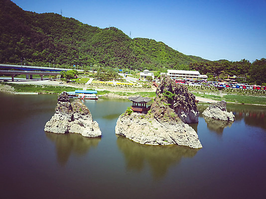 포토 JPG 주간 여행 자연 한국 풍경 사람없음 야외 여름 관광지 맑음 여름풍경 바위 항공촬영 국내여행 남한강 단양 단양팔경 도담삼봉 명승지 전경 국내포토 자연요소 계절 아시아 뷰포인트 날씨 강 돌_바위 생태계 충청북도 파일형식 탑뷰 여름_계절