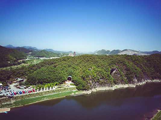 포토 JPG 주간 여행 자연 하늘 산 한국 풍경 사람없음 야외 여름 관광지 맑음 여름풍경 항공촬영 국내여행 남한강 단양 단양팔경 도담삼봉 명승지 전경 국내포토 자연요소 계절 아시아 뷰포인트 날씨 강 생태계 충청북도 파일형식 탑뷰 여름_계절