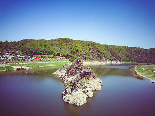 포토 JPG 주간 여행 자연 하늘 산 한국 풍경 사람없음 야외 여름 관광지 맑음 여름풍경 바위 항공촬영 국내여행 남한강 단양 단양팔경 도담삼봉 명승지 전경 국내포토 자연요소 계절 아시아 뷰포인트 날씨 강 돌_바위 생태계 충청북도 파일형식 탑뷰 여름_계절