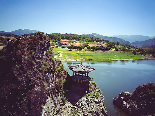 포토 JPG 주간 여행 자연 하늘 한국 풍경 사람없음 야외 여름 관광지 맑음 여름풍경 바위 정자 항공촬영 국내여행 남한강 단양 단양팔경 도담삼봉 명승지 전경 국내포토 자연요소 건축물 계절 아시아 뷰포인트 날씨 강 돌_바위 생태계 충청북도 파일형식 탑뷰 여름_계절