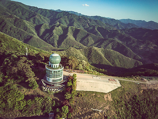 포토 JPG 주간 여행 자연 산 한국 풍경 사람없음 야외 여름 관광지 맑음 여름풍경 전망대 항공촬영 국내여행 단양 명승지 전경 양방산 활공장 국내포토 자연요소 계절 아시아 뷰포인트 날씨 생태계 충청북도 파일형식 탑뷰 여름_계절