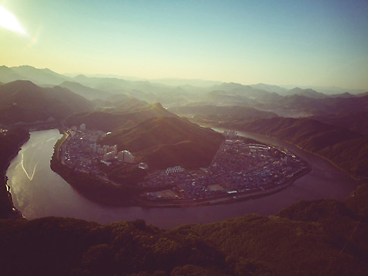 포토 JPG 주간 여행 자연 산 한국 풍경 사람없음 야외 여름 관광지 맑음 여름풍경 전망대 항공촬영 국내여행 단양 명승지 전경 양방산 활공장 국내포토 자연요소 계절 아시아 뷰포인트 날씨 생태계 충청북도 파일형식 탑뷰 여름_계절