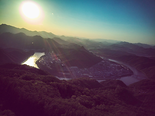 포토 JPG 주간 여행 자연 산 한국 풍경 사람없음 야외 여름 관광지 햇빛 맑음 여름풍경 전망대 항공촬영 국내여행 단양 명승지 전경 양방산 활공장 국내포토 자연요소 계절 아시아 뷰포인트 날씨 태양 생태계 충청북도 파일형식 탑뷰 여름_계절