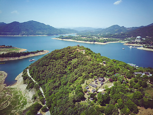 포토 JPG 주간 여행 자연 산 한국 풍경 사람없음 야외 여름 관광지 맑음 여름풍경 항공촬영 국내여행 명승지 제천 전경 청풍호 청풍문화재단지 국내포토 자연요소 계절 아시아 호수 뷰포인트 날씨 문화재 생태계 충청북도 파일형식 탑뷰 여름_계절