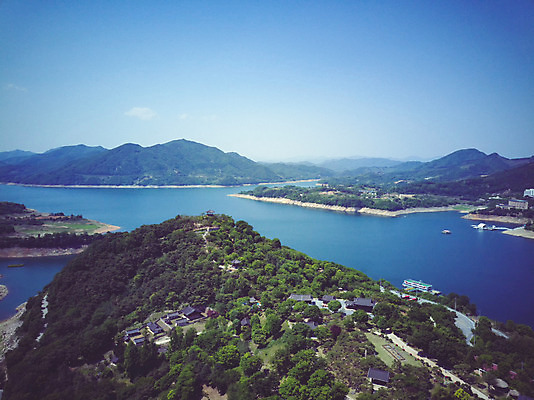 포토 JPG 주간 여행 자연 하늘 산 한국 풍경 사람없음 야외 여름 관광지 맑음 여름풍경 항공촬영 국내여행 명승지 제천 전경 청풍호 청풍문화재단지 국내포토 자연요소 계절 아시아 호수 뷰포인트 날씨 문화재 생태계 충청북도 파일형식 탑뷰 여름_계절
