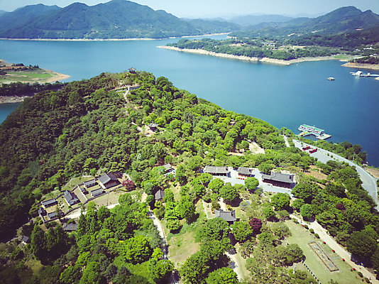 포토 JPG 주간 여행 자연 산 한옥 풍경 사람없음 야외 여름 관광지 맑음 여름풍경 항공촬영 국내여행 명승지 제천 전경 청풍호 청풍문화재단지 국내포토 자연요소 한국전통 계절 호수 뷰포인트 고건축 날씨 문화재 생태계 충청북도 파일형식 탑뷰 여름_계절