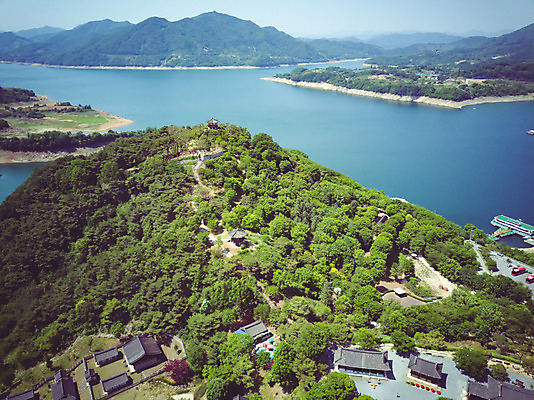 포토 JPG 주간 여행 자연 산 한옥 풍경 사람없음 야외 여름 관광지 맑음 여름풍경 항공촬영 국내여행 명승지 제천 전경 청풍호 청풍문화재단지 국내포토 자연요소 한국전통 계절 호수 뷰포인트 고건축 날씨 문화재 생태계 충청북도 파일형식 탑뷰 여름_계절