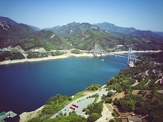 포토 JPG 주간 여행 자연 산 한국 풍경 사람없음 야외 여름 관광지 맑음 여름풍경 항공촬영 국내여행 명승지 제천 가교 전경 청풍호 청풍문화재단지 국내포토 자연요소 건축물 계절 아시아 호수 뷰포인트 날씨 문화재 생태계 충청북도 파일형식 탑뷰 여름_계절
