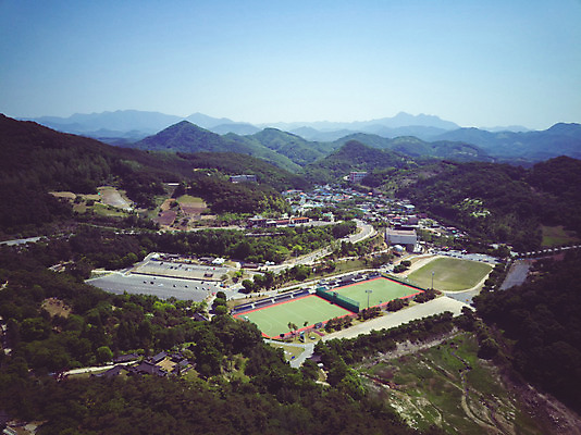포토 JPG 주간 여행 자연 하늘 산 한국 풍경 사람없음 야외 여름 관광지 맑음 여름풍경 축구장 항공촬영 국내여행 명승지 제천 전경 청풍호 청풍문화재단지 국내포토 자연요소 계절 아시아 호수 뷰포인트 스포츠시설 날씨 문화재 생태계 충청북도 파일형식 탑뷰 여름_계절