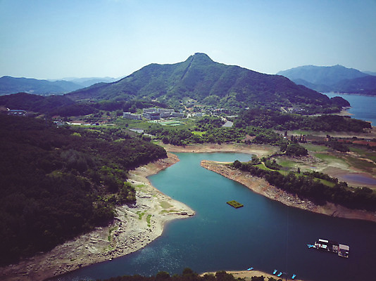 포토 JPG 주간 무료이미지 여행 자연 산 한국 풍경 사람없음 야외 여름 관광지 맑음 여름풍경 항공촬영 국내여행 명승지 제천 전경 청풍호 청풍문화재단지 국내포토 자연요소 계절 아시아 호수 뷰포인트 날씨 문화재 생태계 충청북도 파일형식 탑뷰 무료콘텐츠 여름_계절