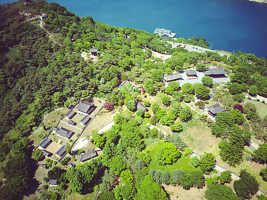 포토 JPG 주간 나무 여행 자연 한옥 풍경 사람없음 야외 여름 관광지 맑음 여름풍경 항공촬영 국내여행 명승지 제천 전경 청풍호 청풍문화재단지 국내포토 자연요소 식물 한국전통 계절 호수 뷰포인트 고건축 날씨 문화재 생태계 충청북도 파일형식 탑뷰 여름_계절