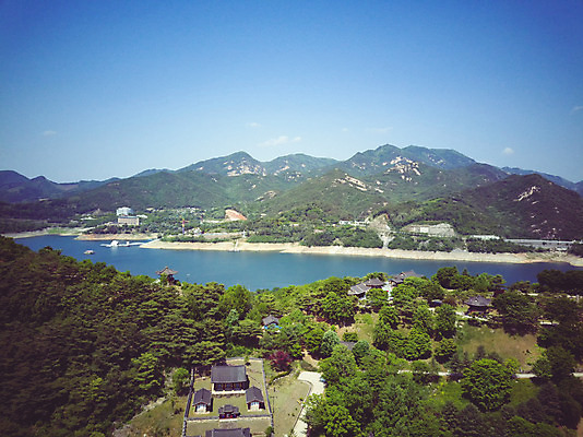 포토 JPG 주간 여행 자연 산 한국 풍경 사람없음 야외 여름 관광지 맑음 여름풍경 항공촬영 국내여행 명승지 제천 전경 청풍호 청풍문화재단지 국내포토 자연요소 계절 아시아 호수 뷰포인트 날씨 문화재 생태계 충청북도 파일형식 탑뷰 여름_계절