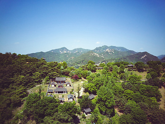 포토 JPG 주간 나무 여행 자연 산 한국 풍경 사람없음 야외 여름 관광지 맑음 여름풍경 항공촬영 국내여행 명승지 제천 전경 청풍호 청풍문화재단지 국내포토 자연요소 식물 계절 아시아 호수 뷰포인트 날씨 문화재 생태계 충청북도 파일형식 탑뷰 여름_계절