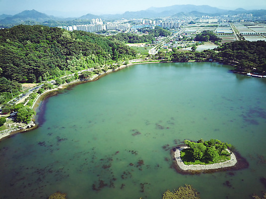 포토 JPG 주간 여행 자연 한국 풍경 사람없음 야외 여름 관광지 맑음 여름풍경 항공촬영 국내여행 명승지 의림지 제천 전경 국내포토 자연요소 계절 아시아 뷰포인트 날씨 저수지 생태계 충청북도 파일형식 탑뷰 제천10경 여름_계절