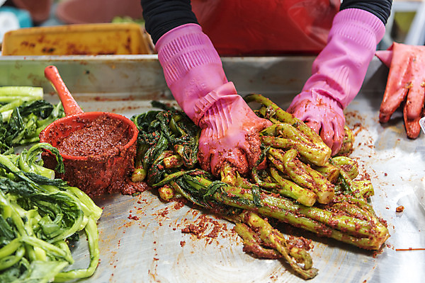 포토 JPG 손 음식 실내 신체부위 양념 시장 특산물 고무장갑 여수 맛집 갓김치 향토음식 국내포토 장갑 김치 사람 내부 전라남도 고무 파일형식