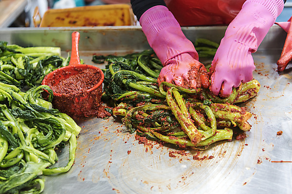 포토 JPG 손 음식 실내 신체부위 양념 시장 특산물 고무장갑 여수 맛집 갓김치 향토음식 국내포토 장갑 김치 사람 내부 전라남도 고무 파일형식