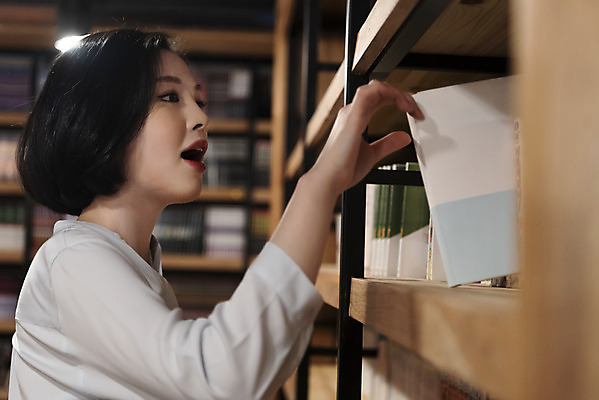 포토 JPG 우먼라이프 여자 휴식 책장 실내 한명 사람 상반신 20대 청년 성인 취미 옆모습 책 청춘 독서 카페 한국인 꺼내기 만화책 북카페 흥미 만화방 성인여자한명만 국내포토 1 라이프스타일 뷰포인트 가구 컨셉 모션 동양인 내부 상점 여자한명만 성인여자만 파일형식