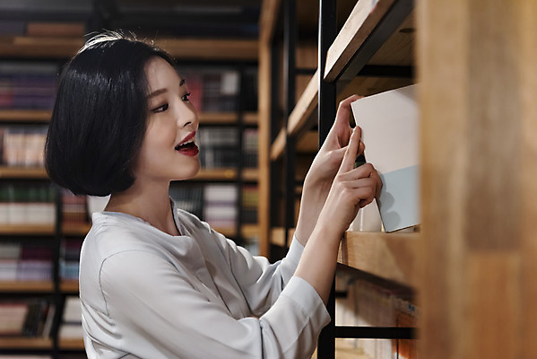 포토 JPG 우먼라이프 여자 휴식 책장 실내 한명 사람 상반신 20대 청년 성인 취미 옆모습 책 청춘 독서 카페 한국인 꺼내기 만화책 북카페 흥미 만화방 성인여자한명만 국내포토 1 라이프스타일 뷰포인트 가구 컨셉 모션 동양인 내부 상점 여자한명만 성인여자만 파일형식