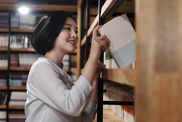 포토 JPG 우먼라이프 여자 휴식 책장 실내 한명 미소 사람 상반신 20대 청년 성인 취미 옆모습 책 청춘 독서 카페 한국인 꺼내기 만화책 북카페 흥미 만화방 성인여자한명만 국내포토 1 라이프스타일 뷰포인트 가구 컨셉 모션 표정 동양인 내부 상점 여자한명만 성인여자만 파일형식