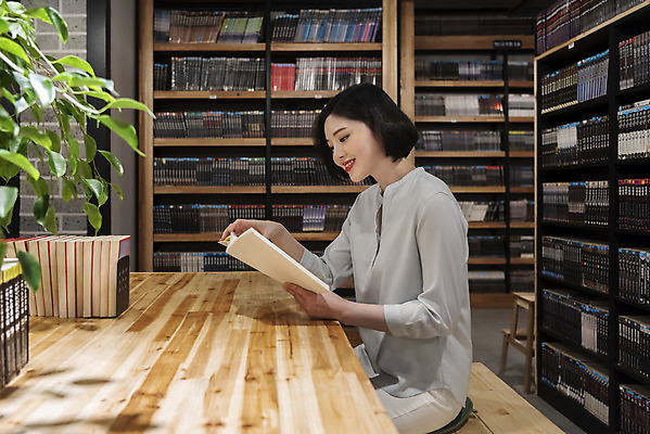 포토 JPG 우먼라이프 여자 탁자 휴식 책장 실내 한명 사람 앉기 상반신 20대 청년 성인 취미 옆모습 책 청춘 독서 카페 한국인 읽기 만화책 북카페 흥미 만화방 성인여자한명만 국내포토 1 라이프스타일 뷰포인트 가구 컨셉 모션 동양인 내부 상점 여자한명만 성인여자만 파일형식