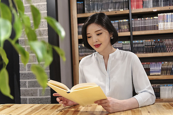 포토 JPG 우먼라이프 여자 휴식 책장 실내 한명 미소 사람 상반신 20대 청년 성인 취미 앞모습 책 청춘 독서 카페 한국인 읽기 만화책 북카페 흥미 만화방 성인여자한명만 국내포토 1 라이프스타일 뷰포인트 가구 컨셉 모션 표정 동양인 내부 상점 여자한명만 성인여자만 파일형식