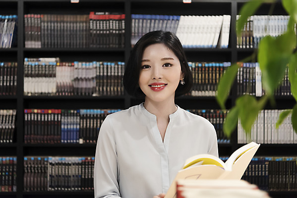 포토 JPG 우먼라이프 여자 휴식 책장 실내 한명 미소 사람 상반신 20대 청년 성인 취미 앞모습 책 청춘 독서 카페 한국인 만화책 북카페 흥미 만화방 성인여자한명만 국내포토 1 라이프스타일 뷰포인트 가구 컨셉 표정 동양인 내부 상점 여자한명만 성인여자만 파일형식