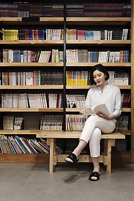포토 JPG 전신 우먼라이프 여자 휴식 책장 실내 한명 들기 사람 앉기 20대 청년 성인 취미 앞모습 책 청춘 독서 카페 한국인 다리꼬기 읽기 만화책 북카페 흥미 만화방 성인여자한명만 국내포토 1 라이프스타일 뷰포인트 가구 컨셉 모션 동양인 내부 상점 여자한명만 성인여자만 파일형식