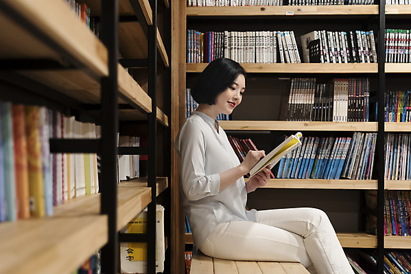 포토 JPG 우먼라이프 여자 휴식 책장 실내 한명 미소 들기 사람 상반신 20대 청년 성인 취미 옆모습 책 청춘 독서 카페 한국인 만화책 북카페 흥미 만화방 성인여자한명만 국내포토 1 라이프스타일 뷰포인트 가구 컨셉 모션 표정 동양인 내부 상점 여자한명만 성인여자만 파일형식
