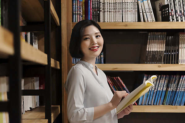 포토 JPG 우먼라이프 여자 휴식 책장 실내 한명 미소 사람 상반신 20대 청년 성인 취미 옆모습 책 청춘 독서 카페 한국인 만화책 북카페 흥미 만화방 성인여자한명만 국내포토 1 라이프스타일 뷰포인트 가구 컨셉 표정 동양인 내부 상점 여자한명만 성인여자만 파일형식