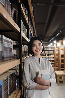 포토 JPG 우먼라이프 여자 휴식 책장 실내 한명 서기 미소 들기 사람 상반신 20대 청년 성인 취미 앞모습 책 청춘 독서 카페 한국인 만화책 북카페 흥미 만화방 성인여자한명만 국내포토 1 라이프스타일 뷰포인트 가구 컨셉 모션 표정 동양인 내부 상점 여자한명만 성인여자만 파일형식