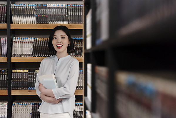 포토 JPG 우먼라이프 여자 휴식 책장 실내 한명 서기 미소 들기 사람 상반신 20대 청년 성인 취미 앞모습 책 청춘 독서 카페 한국인 만화책 북카페 흥미 만화방 성인여자한명만 국내포토 1 라이프스타일 뷰포인트 가구 컨셉 모션 표정 동양인 내부 상점 여자한명만 성인여자만 파일형식