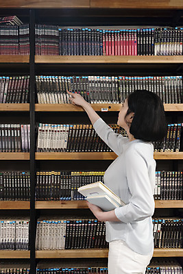 포토 JPG 우먼라이프 여자 휴식 책장 실내 한명 사람 상반신 20대 청년 성인 취미 옆모습 책 청춘 독서 카페 한국인 꺼내기 만화책 북카페 흥미 만화방 성인여자한명만 국내포토 1 라이프스타일 뷰포인트 가구 컨셉 모션 동양인 내부 상점 여자한명만 성인여자만 파일형식