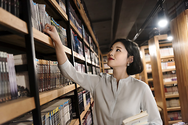 포토 JPG 우먼라이프 여자 휴식 책장 실내 한명 사람 상반신 20대 청년 성인 취미 옆모습 책 청춘 독서 카페 한국인 꺼내기 만화책 북카페 흥미 만화방 성인여자한명만 국내포토 1 라이프스타일 뷰포인트 가구 컨셉 모션 동양인 내부 상점 여자한명만 성인여자만 파일형식