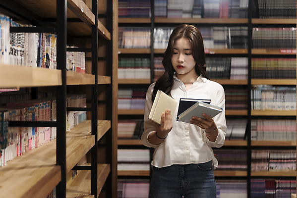 포토 JPG 우먼라이프 여자 휴식 책장 실내 한명 서기 사람 상반신 20대 청년 성인 취미 앞모습 책 청춘 독서 카페 한국인 선택 고민 만화책 북카페 흥미 만화방 성인여자한명만 국내포토 1 라이프스타일 감정 뷰포인트 가구 컨셉 모션 동양인 내부 상점 여자한명만 성인여자만 파일형식