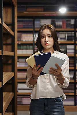 포토 JPG 우먼라이프 여자 휴식 책장 실내 한명 서기 사람 상반신 20대 청년 성인 취미 앞모습 책 청춘 독서 카페 한국인 선택 고민 만화책 북카페 흥미 만화방 성인여자한명만 국내포토 1 라이프스타일 감정 뷰포인트 가구 컨셉 모션 동양인 내부 상점 여자한명만 성인여자만 파일형식