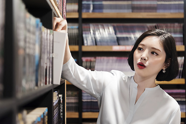 포토 JPG 우먼라이프 응시 여자 휴식 책장 실내 한명 사람 상반신 20대 청년 성인 취미 앞모습 책 청춘 독서 카페 한국인 만화 꺼내기 만화책 북카페 흥미 만화방 성인여자한명만 국내포토 1 라이프스타일 시선 뷰포인트 가구 컨셉 모션 동양인 내부 상점 여자한명만 성인여자만 파일형식