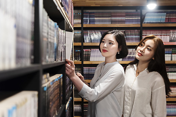 포토 JPG 우먼라이프 여자 데이트 휴식 책장 실내 사람 상반신 20대 청년 성인 취미 두명 옆모습 책 친구 청춘 독서 우정 카페 한국인 만화 꺼내기 만화책 북카페 흥미 만화방 성인여자만 국내포토 라이프스타일 뷰포인트 가구 컨셉 관계 모션 동양인 내부 상점 여자만 성인만 파일형식