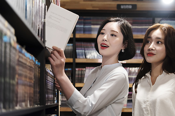 포토 JPG 우먼라이프 여자 데이트 휴식 책장 실내 사람 상반신 20대 청년 성인 취미 두명 옆모습 책 친구 청춘 독서 우정 카페 한국인 꺼내기 만화책 북카페 흥미 만화방 성인여자만 국내포토 라이프스타일 뷰포인트 가구 컨셉 관계 모션 동양인 내부 상점 여자만 성인만 파일형식