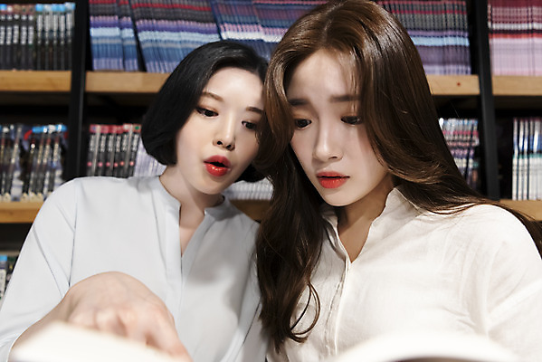 포토 JPG 우먼라이프 여자 데이트 휴식 책장 실내 서기 들기 사람 상반신 20대 청년 성인 취미 두명 앞모습 책 친구 청춘 독서 우정 카페 한국인 가리킴 읽기 만화책 북카페 흥미 만화방 성인여자만 국내포토 라이프스타일 뷰포인트 가구 컨셉 관계 모션 동양인 손짓 내부 상점 여자만 성인만 파일형식