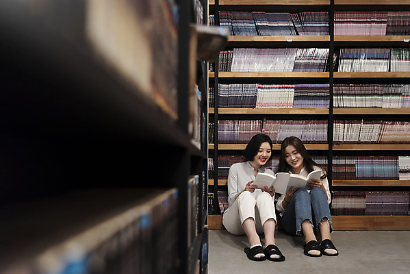 포토 JPG 전신 우먼라이프 여자 데이트 휴식 책장 실내 사람 앉기 20대 청년 성인 취미 두명 앞모습 책 친구 청춘 독서 우정 카페 한국인 읽기 만화책 북카페 흥미 만화방 성인여자만 국내포토 라이프스타일 뷰포인트 가구 컨셉 관계 모션 동양인 내부 상점 여자만 성인만 파일형식