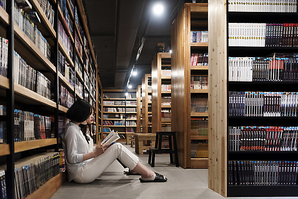 포토 JPG 전신 우먼라이프 여자 데이트 휴식 책장 실내 사람 앉기 20대 청년 성인 취미 두명 옆모습 책 친구 청춘 독서 기댐 우정 카페 한국인 읽기 만화책 북카페 흥미 만화방 성인여자만 국내포토 라이프스타일 뷰포인트 가구 컨셉 관계 모션 동양인 내부 상점 여자만 성인만 파일형식