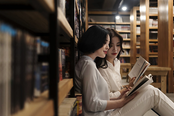 포토 JPG 우먼라이프 여자 데이트 휴식 책장 실내 사람 앉기 상반신 20대 청년 성인 취미 두명 옆모습 책 친구 청춘 독서 기댐 우정 카페 한국인 읽기 만화책 북카페 흥미 만화방 성인여자만 국내포토 라이프스타일 뷰포인트 가구 컨셉 관계 모션 동양인 내부 상점 여자만 성인만 파일형식