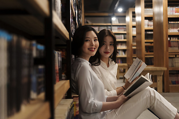 포토 JPG 우먼라이프 여자 데이트 휴식 책장 실내 사람 앉기 상반신 20대 청년 성인 취미 두명 옆모습 책 친구 청춘 독서 기댐 우정 카페 한국인 만화책 북카페 흥미 만화방 성인여자만 국내포토 라이프스타일 뷰포인트 가구 컨셉 관계 모션 동양인 내부 상점 여자만 성인만 파일형식