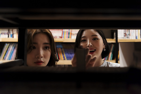 포토 JPG 우먼라이프 여자 데이트 휴식 책장 실내 미소 사람 근접촬영 상반신 20대 청년 성인 취미 두명 앞모습 책 친구 청춘 독서 우정 카페 한국인 꺼내기 만화책 북카페 찾기 흥미 만화방 성인여자만 국내포토 라이프스타일 뷰포인트 가구 컨셉 관계 모션 표정 동양인 내부 상점 여자만 성인만 파일형식